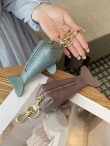 Porte-clés baleine en cuir mignon mini portefeuille à monnaie avec anneau pour femmes et filles.