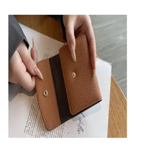 Porte-cartes en cuir véritable souple pour femme, mini portefeuille compact élégant.
