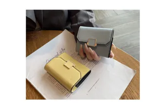 Vue détaillée du porte-cartes compact en cuir avec plusieurs fentes aux couleurs élégantes.