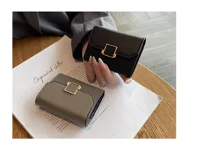 Petit porte-cartes portefeuille en cuir pour femme avec boucle métal, organiseur compact.
