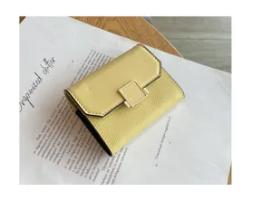 Gros plan détaillé d'un porte-cartes en cuir jaune doté d'une élégante fermeture carrée.