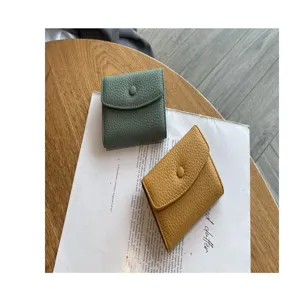 Porte-cartes et portefeuille en cuir minimaliste avec design accordéon, compact et élégant.