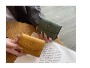 Porte-cartes accordéon minimaliste en cuir véritable pour femme, compact, élégant et multi-fentes.