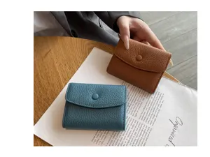 Vue détaillée d'un porte-cartes accordéon minimaliste en cuir véritable avec bouton.