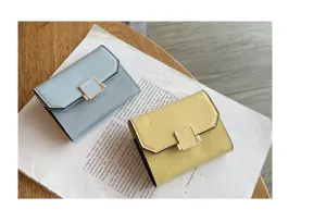 Vue détaillée du porte-cartes en cuir véritable pour femme avec plusieurs fentes et fermoir.