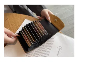 Étui à cartes accordéon en cuir véritable avec fentes multiples, portefeuille compact et élégant.
