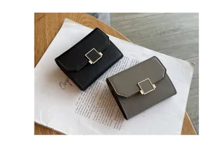 Portefeuille compact en cuir véritable pour femmes doté d'une boucle métallique chic.