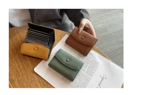 Vue détaillée du porte-cartes accordéon en cuir véritable avec fentes multiples et bouton.