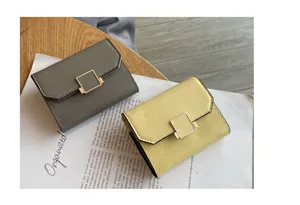 Porte-cartes compact en cuir véritable pour femme avec plusieurs fentes et poche permis.
