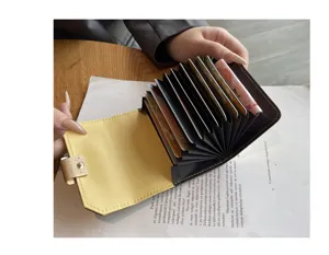 Porte-cartes en cuir veritable avec fentes multiples, compact et grande capacite.