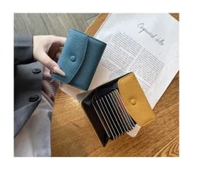 Porte-cartes accordéon minimaliste en cuir véritable avec plusieurs fentes et design compact.