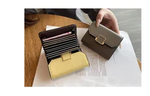 Porte-cartes compact en cuir veritable pour femme, avec de nombreux emplacements utiles.