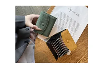 Vue détaillée du porte-cartes en cuir en forme d'accordéon avec plusieurs fentes et bouton.