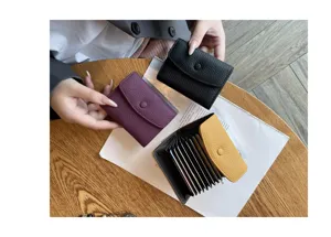 Portefeuille porte-cartes en cuir véritable avec plusieurs fentes pour femmes. Chic compact.