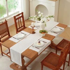 Elegante runner da tavola e set di tovagliette in cotone bianco ricamato per sala da pranzo.