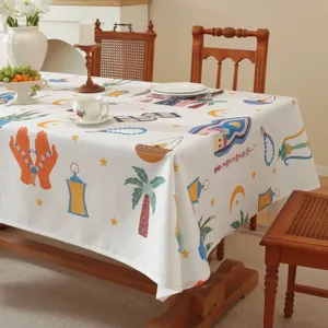 Nahaufnahme einer im nahöstlichen Stil bedruckten Tischdecke mit kulturellen Motiven