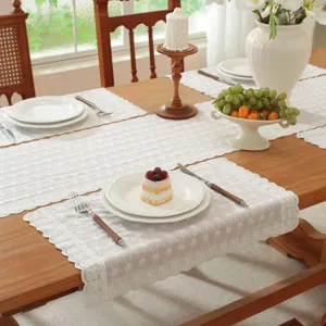 Runner da tavola e set di tovagliette in pizzo bianco ricamato elegante per sala da pranzo