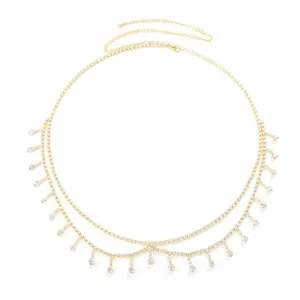 Vue détaillée de la chaîne de taille en strass dorés exquise, brillante et élégante.