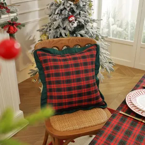 Housse de coussin à carreaux de Noël avec bord volanté vert détail de décoration textile.