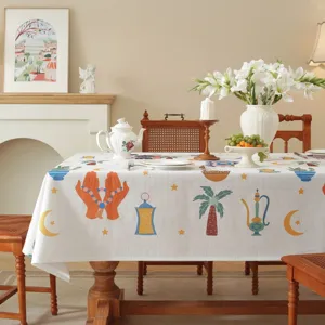 Detailansicht der orientalisch bedruckten Tischdecke, ideal fur Ramadan Dekoration.