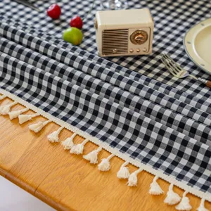 Baumwoll Karo Tischdecke Detailansicht mit klassischem Schwarz Weiß Muster und Quasten.