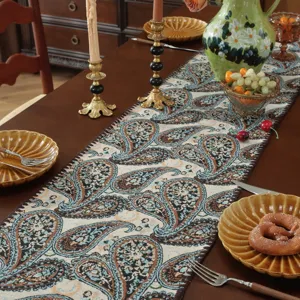 Dettaglio runner da tavola jacquard paisley vintage, elegante decoro in tessuto per tavoli da pranzo.