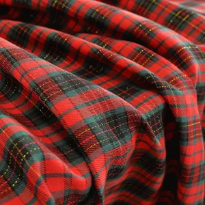 Tissu à carreaux rouge et vert de Noël classique pour nappes et décoration intérieure.