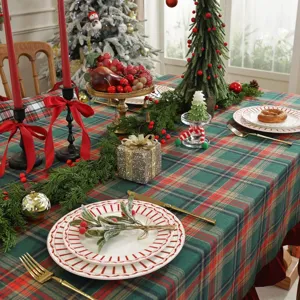 Nappe de Noël à carreaux avec volants, housse de table en coton rouge et vert pour décor de fête.