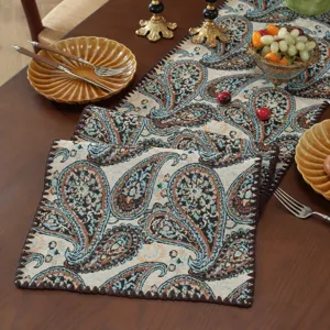 Vista dettagliata del runner da tavola vintage americano in jacquard con motivo cachemire.