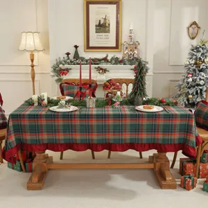 Nappe de Noël à carreaux rouges et verts avec bord volanté, décoration de table de fête.