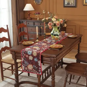 Runner da tavola jacquard in stile retrò americano con motivo floreale e bordo smerlato.