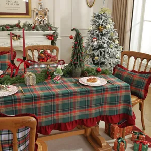 Nappe de Noël à carreaux rouge et vert avec bord volanté, détail de décoration de table.