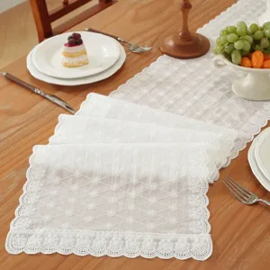 Runner da tavola e tovaglietta in cotone ricamato con pizzo bianco stile country francese.
