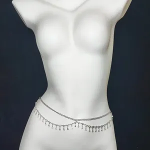 Chaine de taille en strass argente pour femme, bijou de corps sexy pour robe et jean ete.