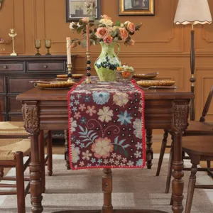 Runner da tavola jacquard vintage americano con motivo floreale e bordo a conchiglia per decorare.