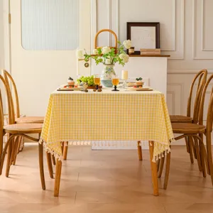 Nahaufnahme der gelben Karotischtischdecke mit weicher Baumwolltextur und schicken Quasten.