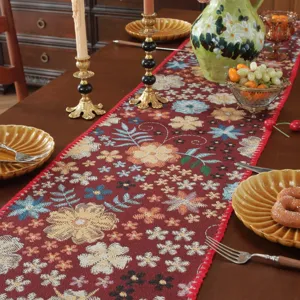 Runner da tavola jacquard in stile retrò americano con motivi floreali e bordo a conchiglia.