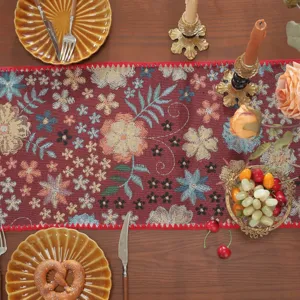 Dettaglio runner da tavola retrò americano con motivo floreale jacquard e bordo rifinito.