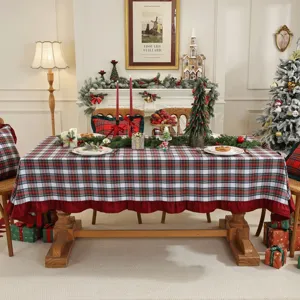 Nappe de Noël à carreaux avec bordure à volants rouges, décoration de table de fête.