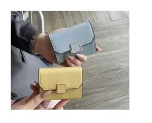 Vue détaillée du portefeuille compact en cuir pour femmes avec plusieurs fentes et fermoir métallique.