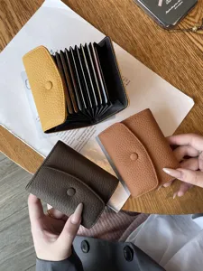 Porte-cartes accordéon minimaliste en cuir véritable avec plusieurs fentes et boutons.