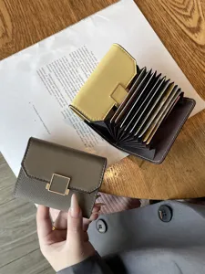 Porte-cartes compact en cuir à fentes multiples pour femmes, étui portable cartes et identité.