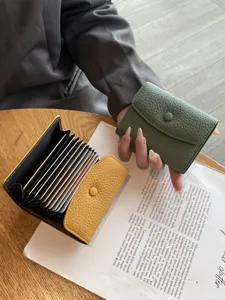 Porte-cartes accordéon en cuir minimaliste, portefeuille compact à fentes multiples.
