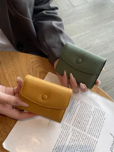 Porte-cartes accordéon en cuir véritable pour femmes, mini portefeuille compact avec bouton.