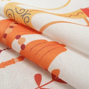 Detailaufnahme des bedruckten Polyester-Tischtuchs mit orientalischem Schloss-Design.