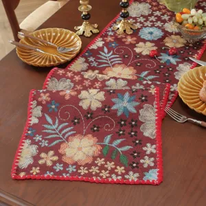 Vista dettagliata del runner da tavola jacquard floreale vintage americano con bordo rosso.