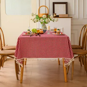 Rot-weiße Karo-Tischdecke mit Quasten, rechteckige Baumwoll-Tischabdeckung im Landhausstil.