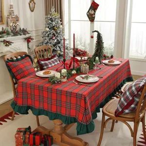 Nappe de Noël à carreaux rouges et verts avec bord volanté décoration de table de fête.