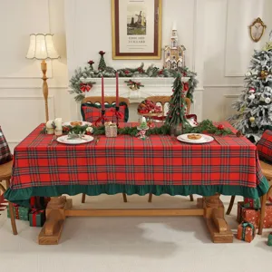 Nappe de Noël à carreaux avec bord volanté, tissu rouge et vert festif pour la décoration de table.