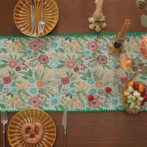 Vista dettagliata del runner da tavola jacquard floreale in stile retrò con elegante bordo verde.